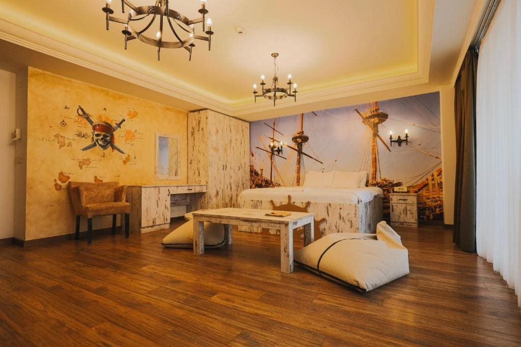 Johnny Depp Apartment with balcony lake view room - Image 1