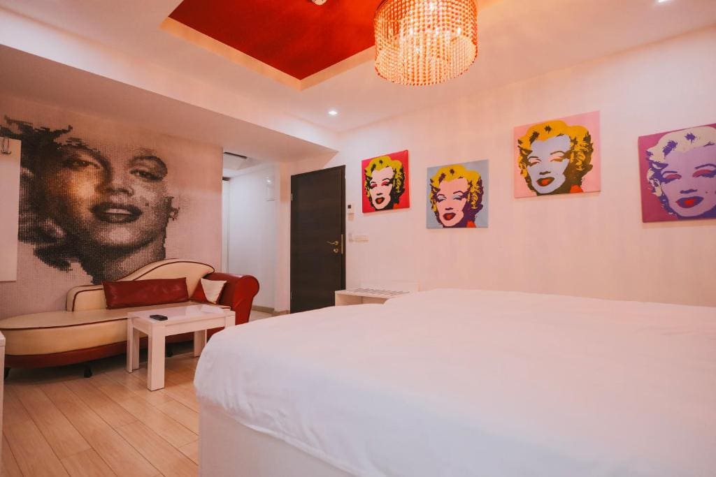 Marilyn Monroe - Apartment with French balcony side lake view room - Image 2
