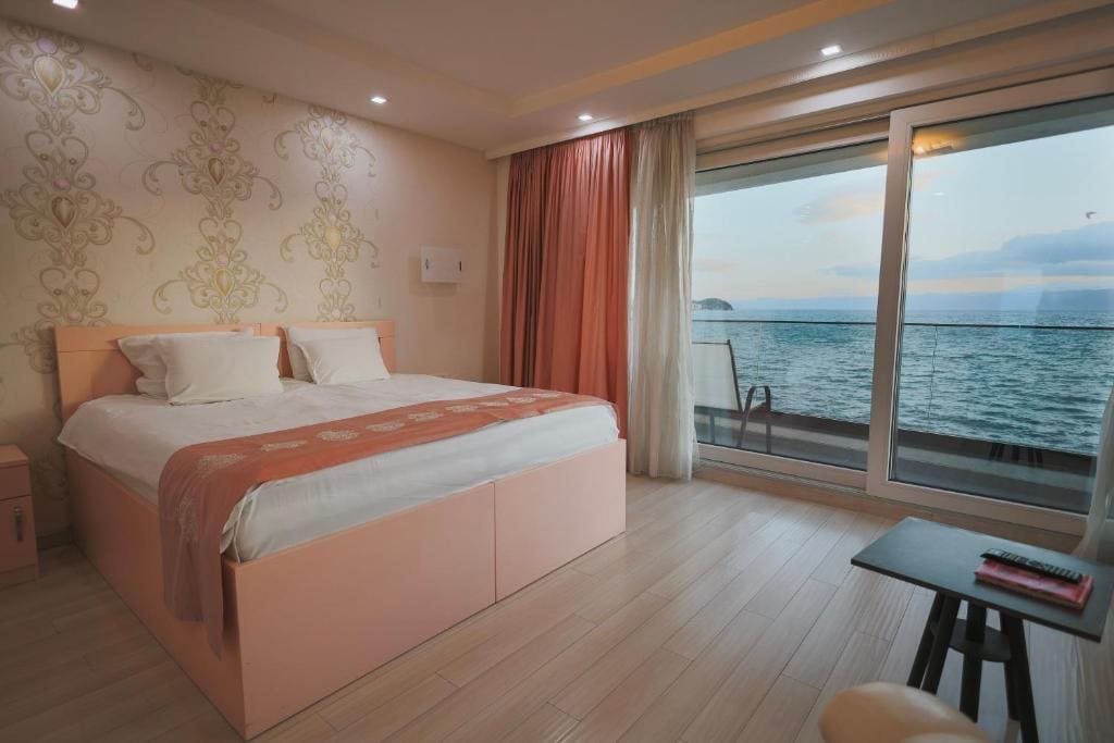 Monica Bellucci - Apartment with balcony lake view room - Image 3