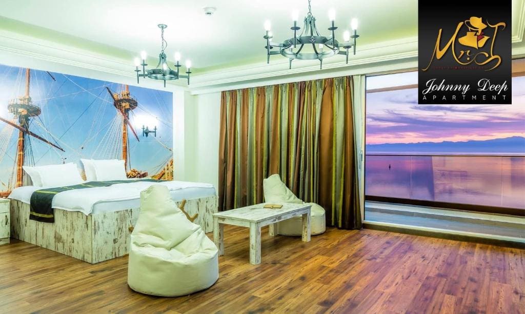 Johnny Depp Apartment with balcony lake view room - Image 3