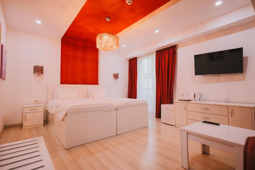 Marilyn Monroe - Apartment with French balcony side lake view room - Image 1