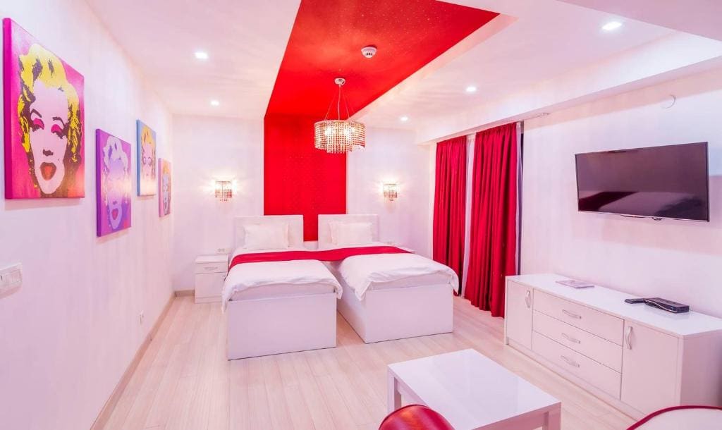 Marilyn Monroe - Apartment with French balcony side lake view room - Image 3