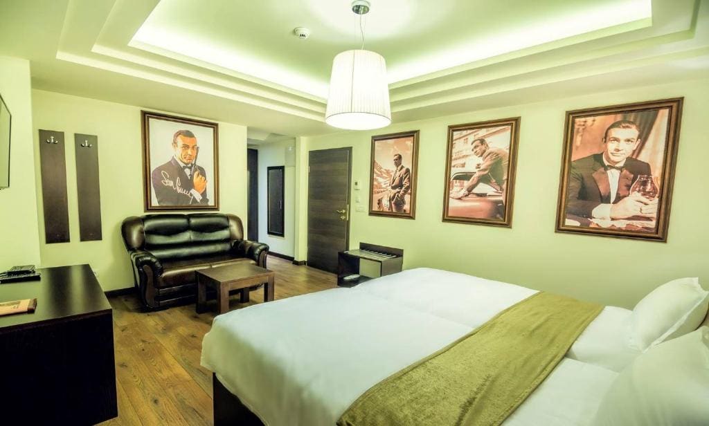 Denzel Washington - Apartment room - Image 1