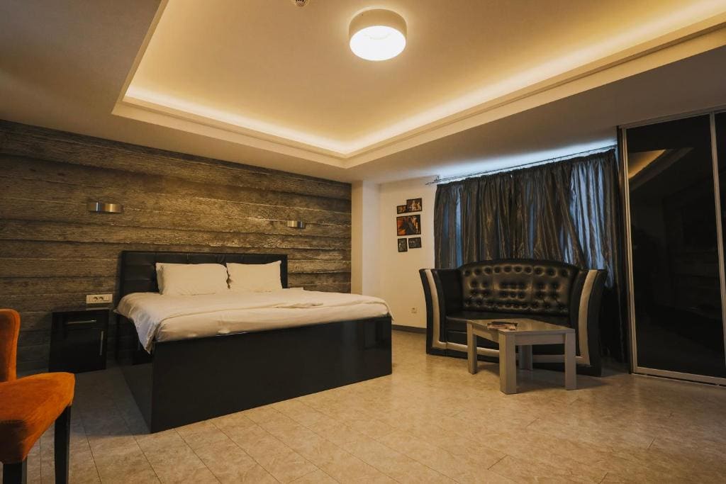 George Clooney - Apartment room - Image 1