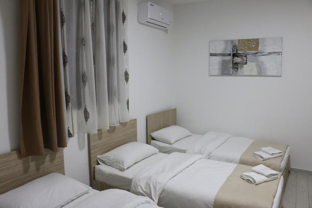 Comfort Quadruple Room room - Image 2
