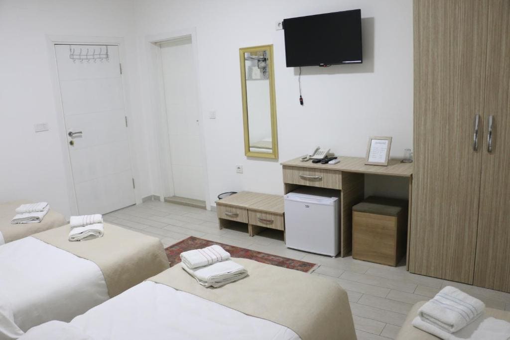 Comfort Quadruple Room room - Image 3