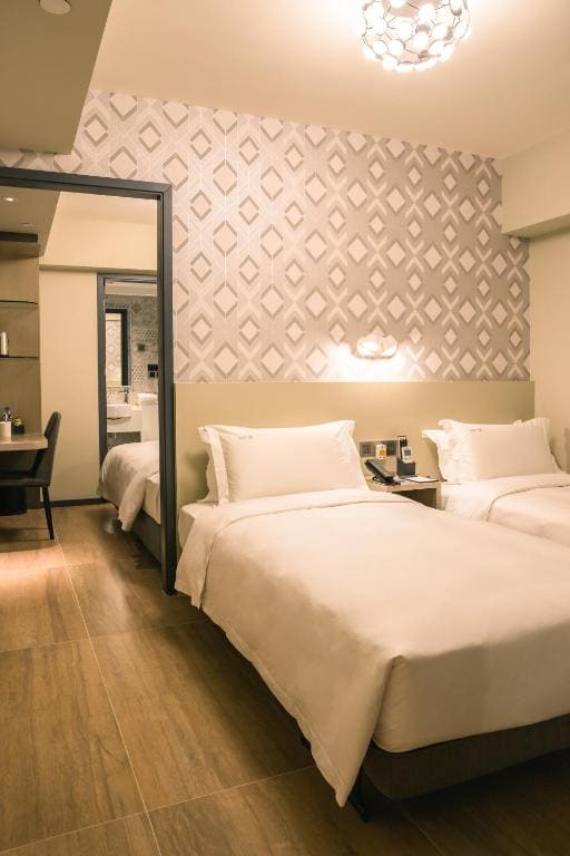 Deluxe Family Room room - Image 2