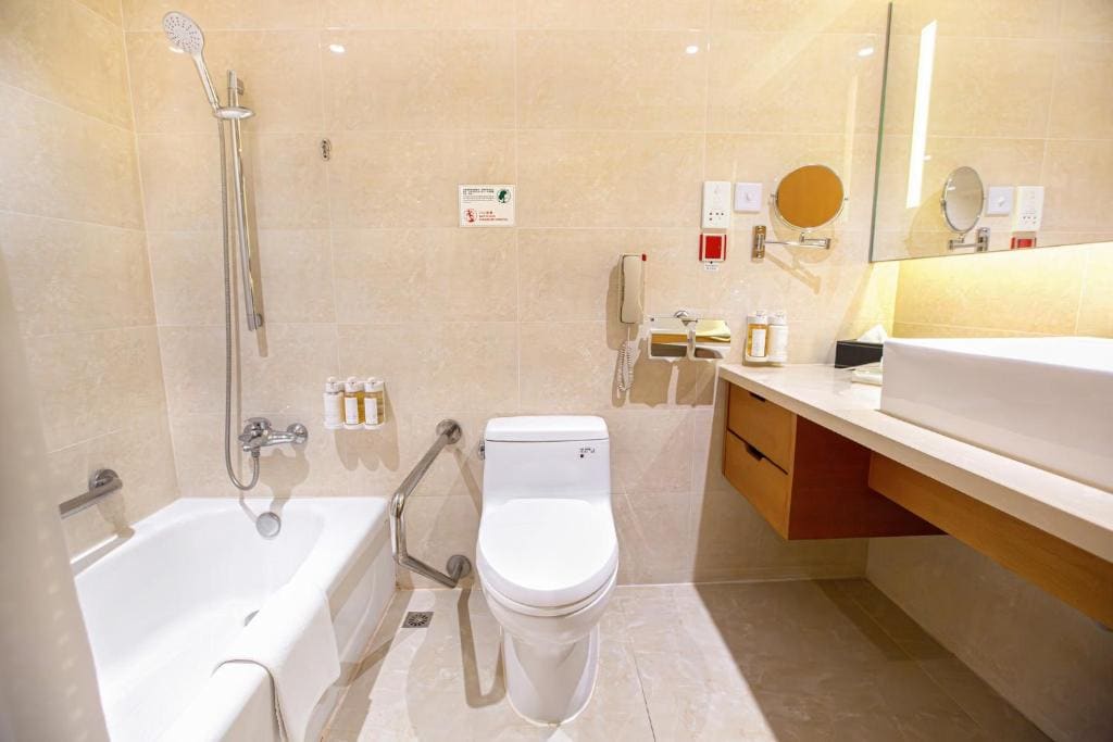 Standard King Room - Accessible room - Image 3