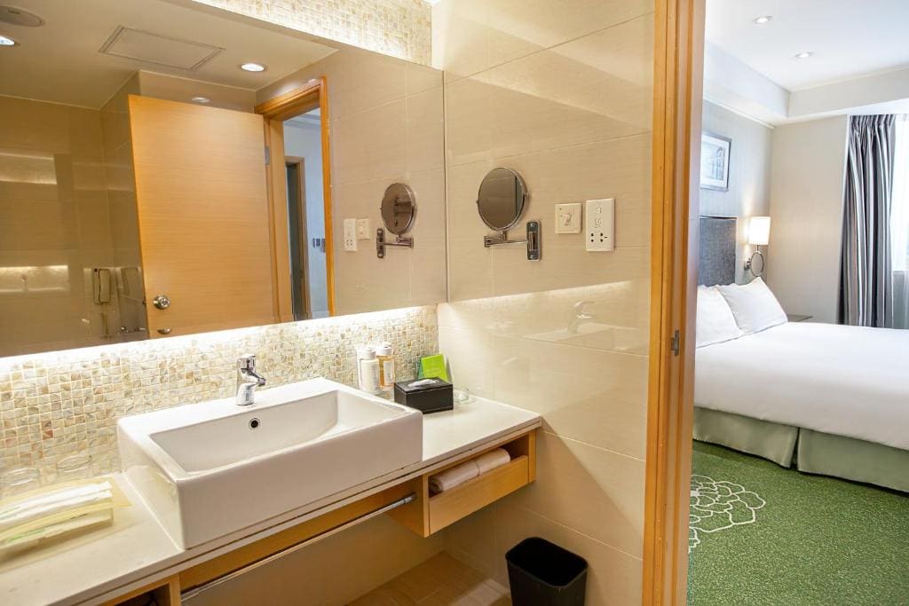 One-Bedroom King Suite - High/Top Floor room - Image 3