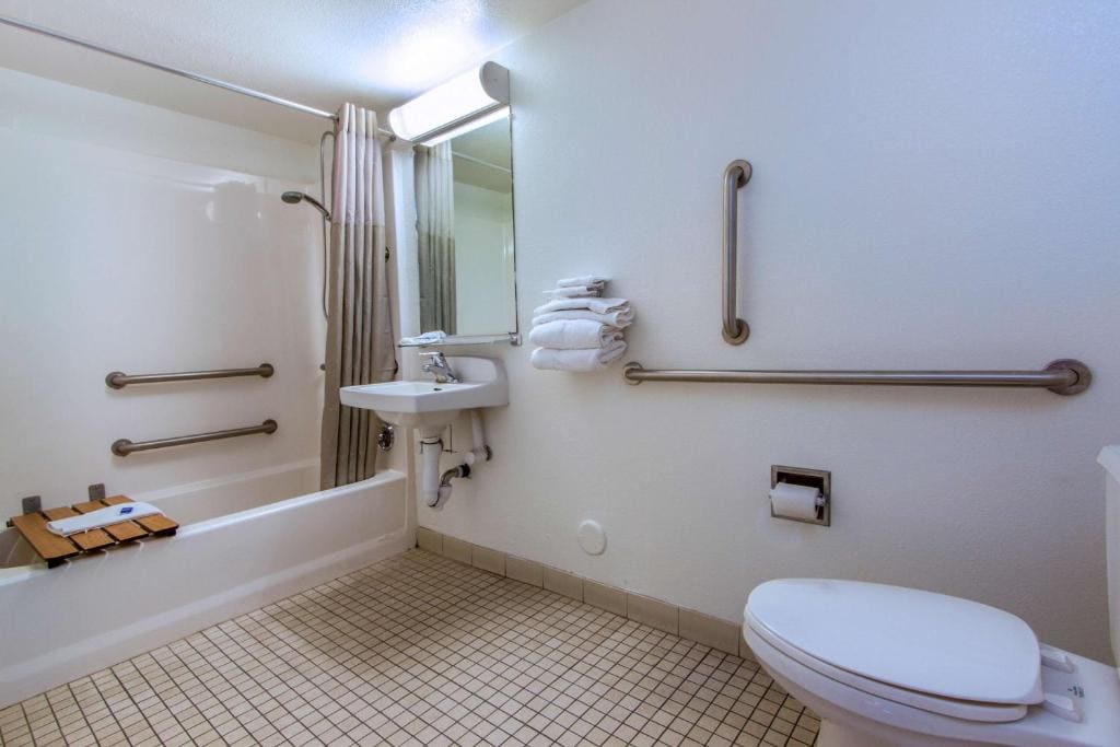 Queen Room with Two Queen Beds - Disability Access room - Image 3