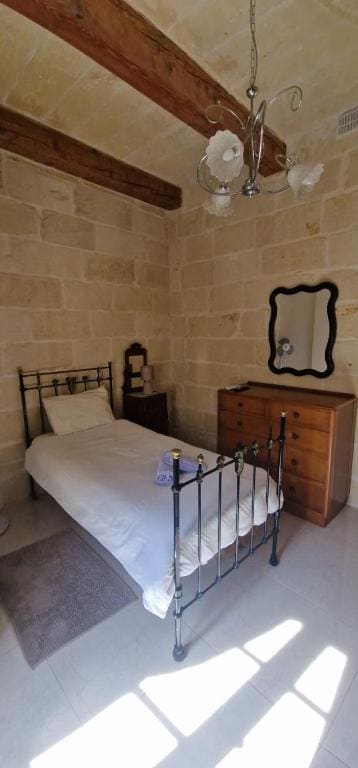 Single Room with Private Bathroom room - Image 2
