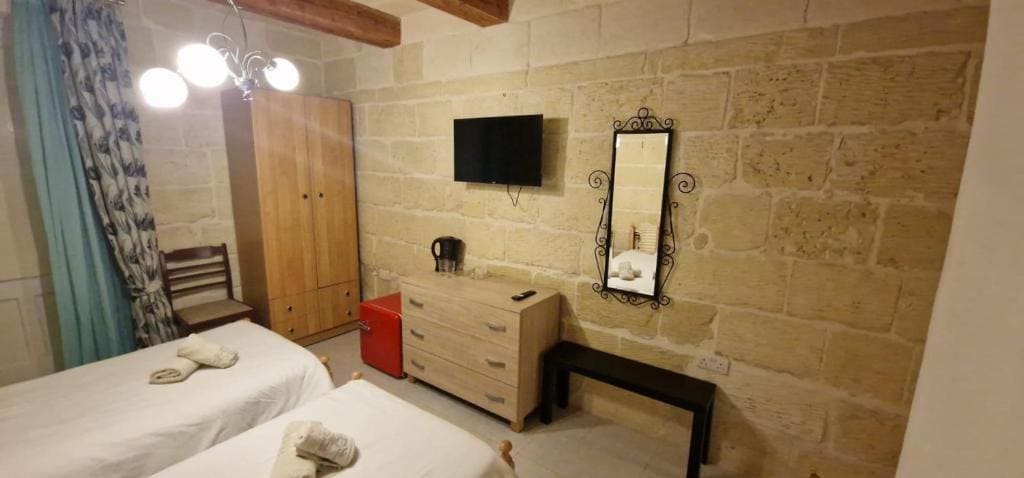 Twin Room with Private Bathroom room - Image 3