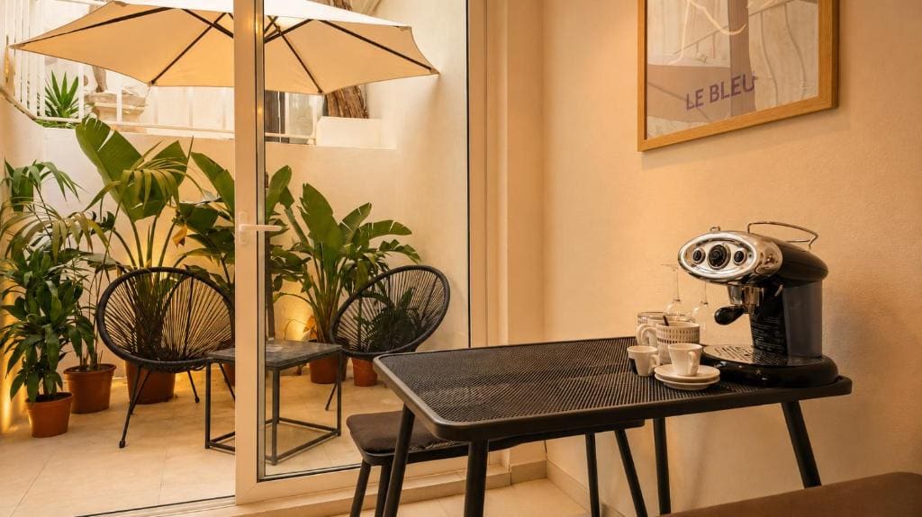 Deluxe Courtyard Room room - Image 3