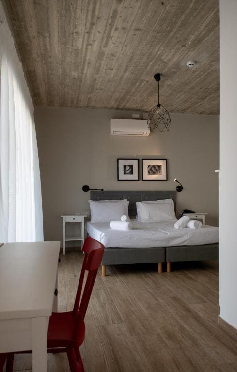 Studio with Balcony room - Image 1