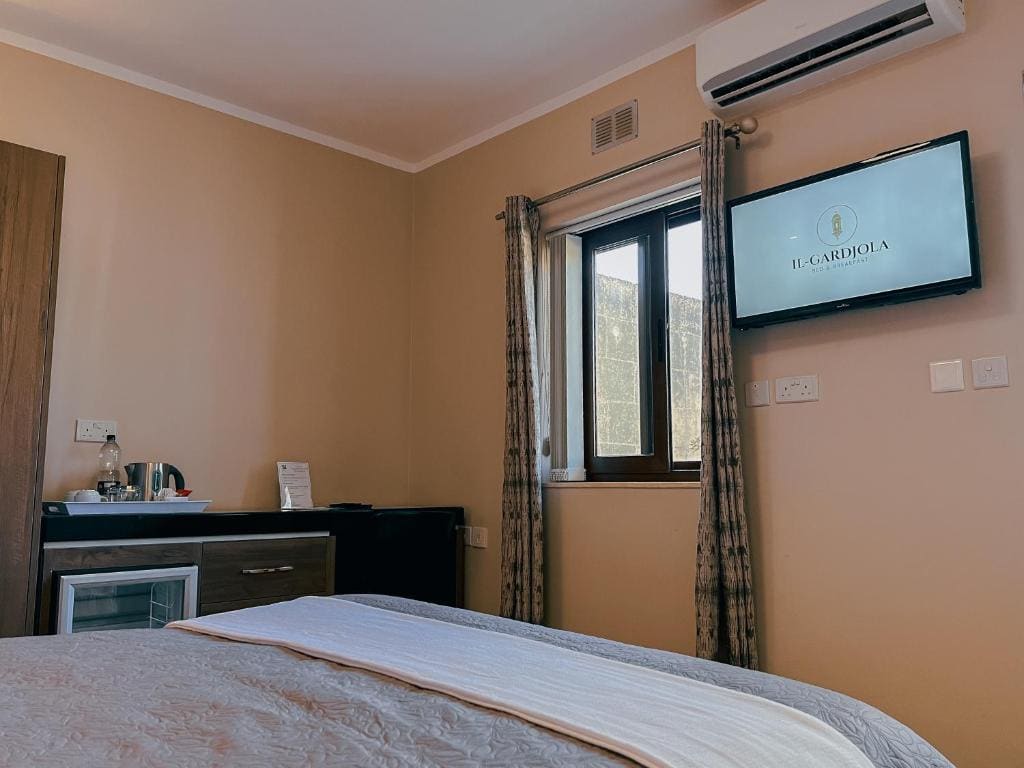 Double Room with Garden View room - Image 3