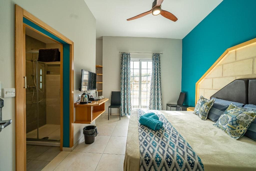 Double Room with Balcony room - Image 2