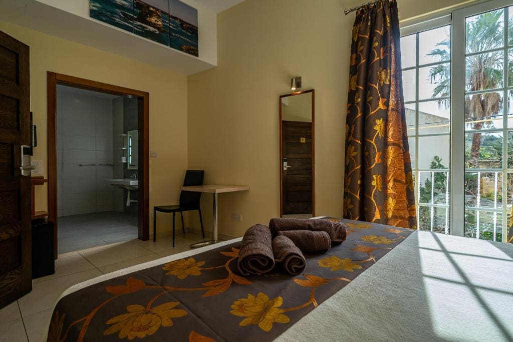 Double Room with Balcony room - Image 3