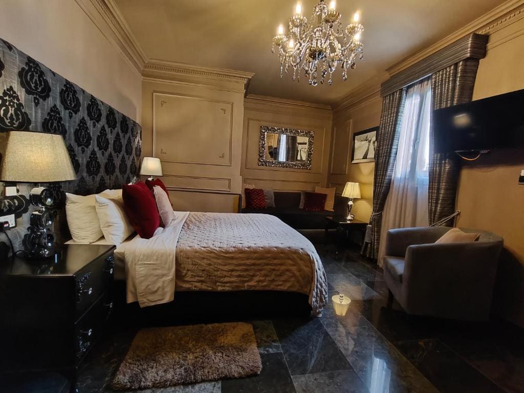 Junior Suite with Balcony room - Image 3