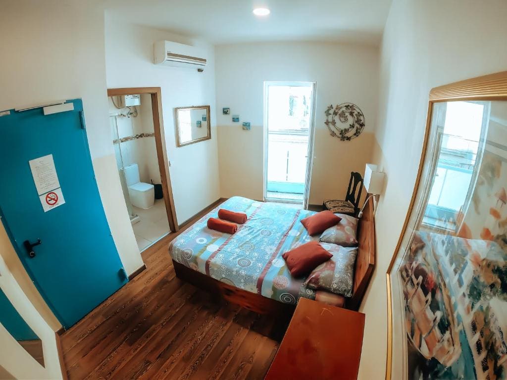 Deluxe Queen Room with Ensuite room - Image 3