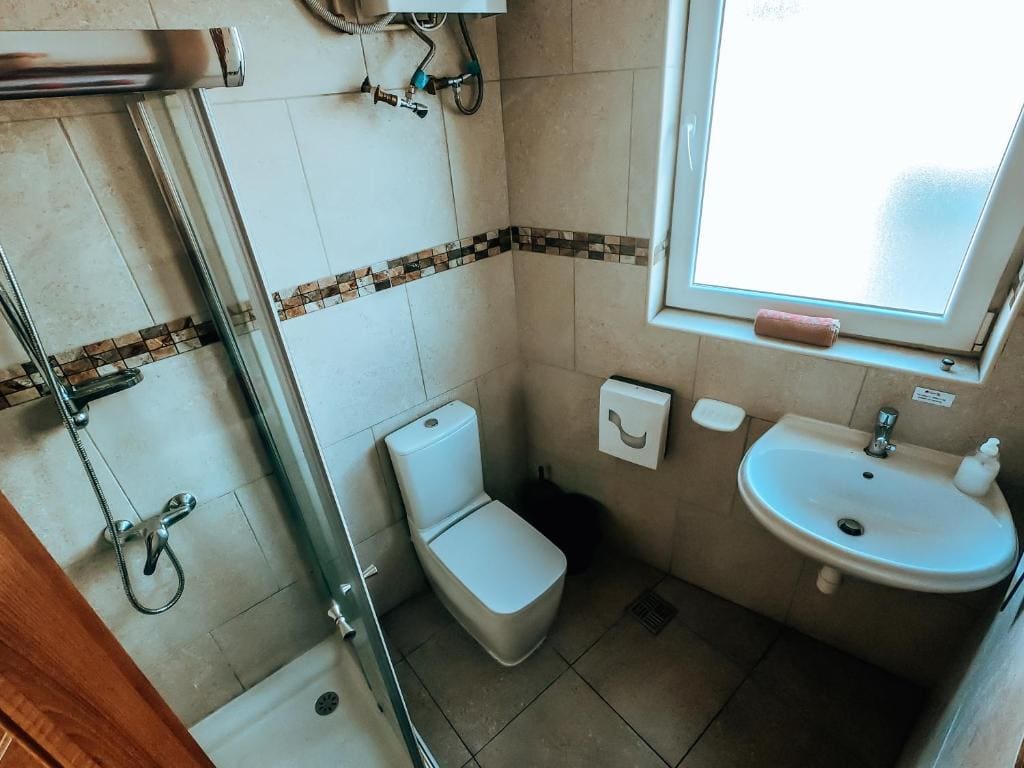 Deluxe Queen Room with Ensuite room - Image 1