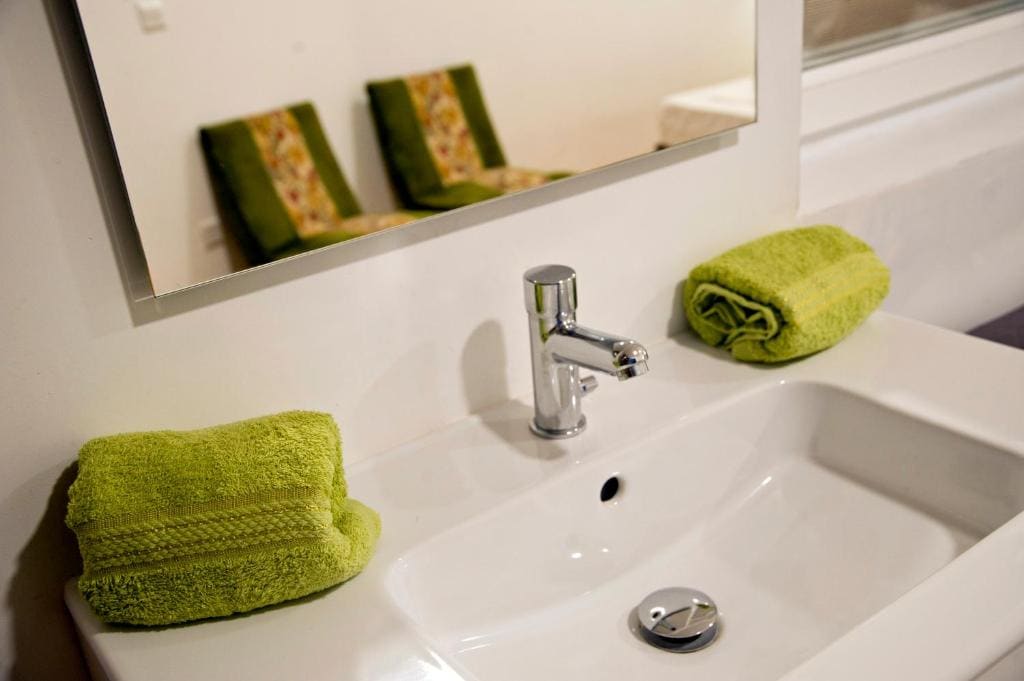 Double Room with Shared Bathroom room - Image 3