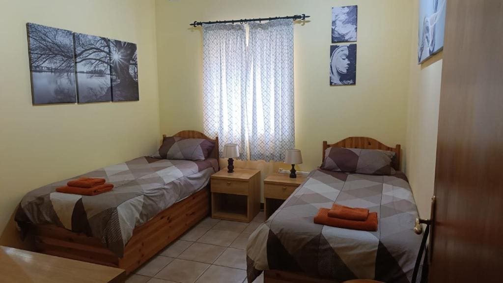 Double or Twin Room with Shared Bathroom room - Image 2