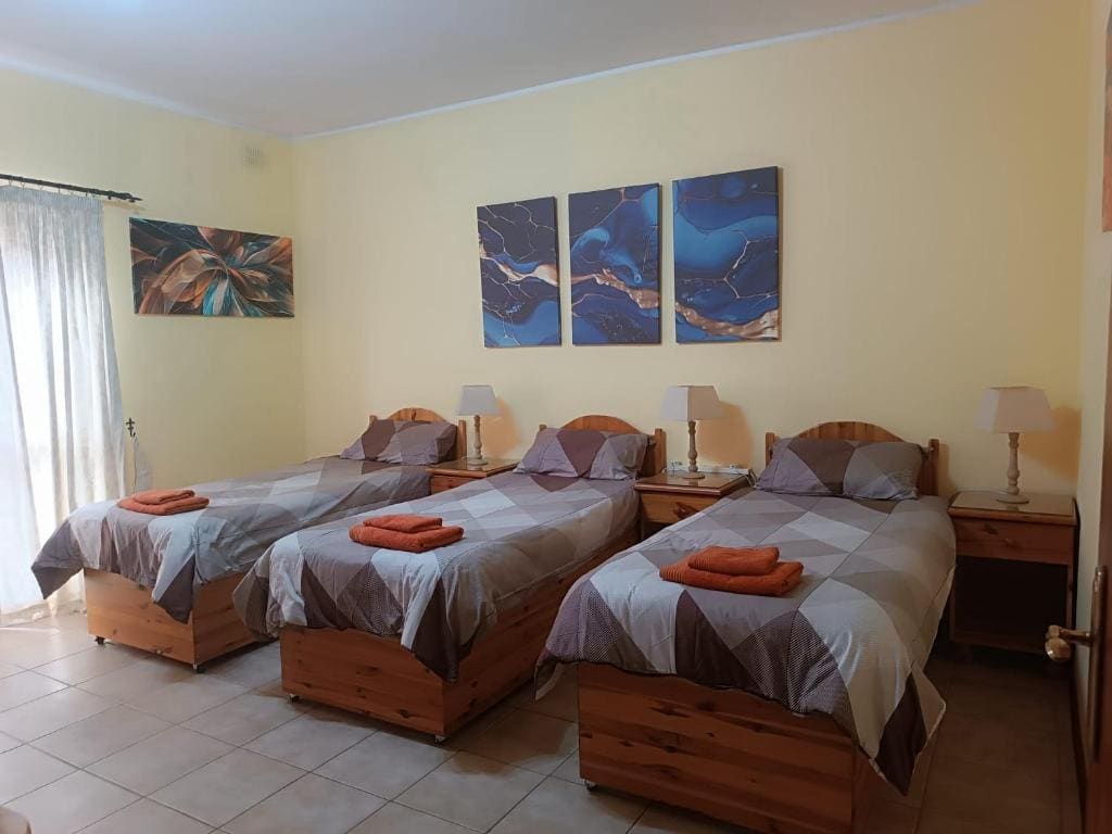 Triple Room with Shared Bathroom room - Image 2
