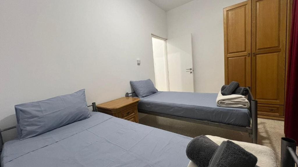 Double Room with Shared Bathroom room - Image 2