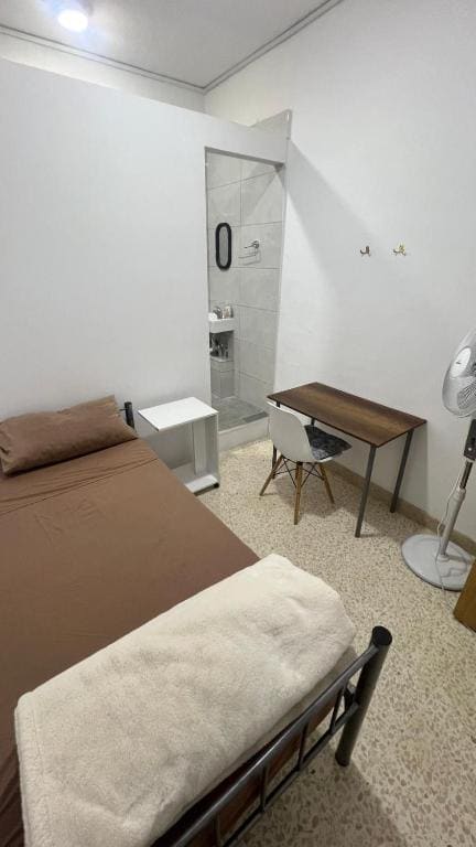 Single Room with Private Bathroom room - Image 3