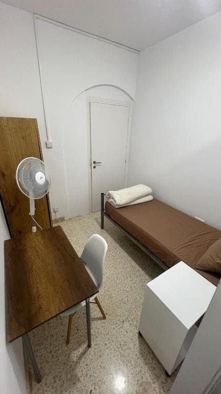 Single Room with Private Bathroom room - Image 2