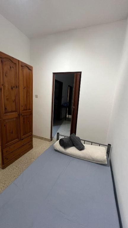 Single Room with Shared Bathroom room - Image 2