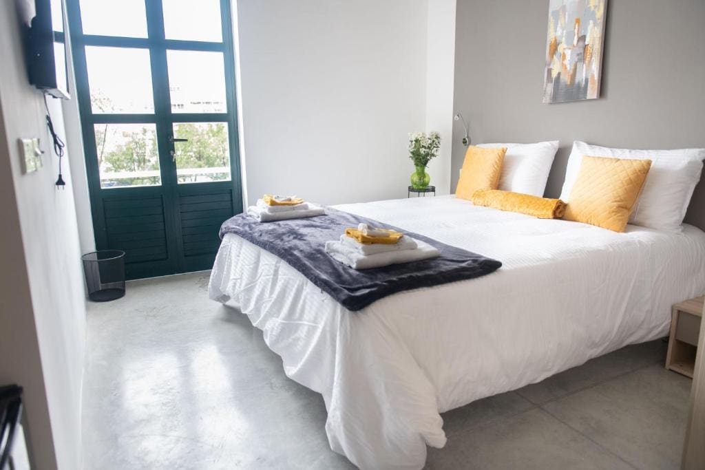 Deluxe Double Room with Balcony and Sea View room - Image 3