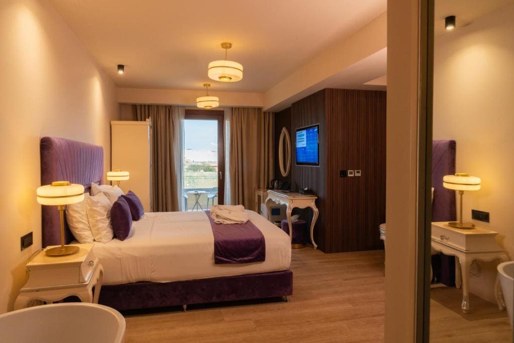 Deluxe Junior Suite room - Image 2