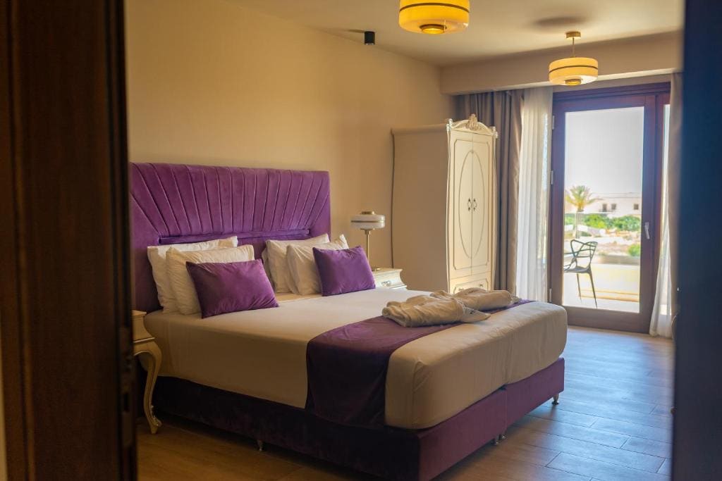 Deluxe Junior Suite room - Image 3