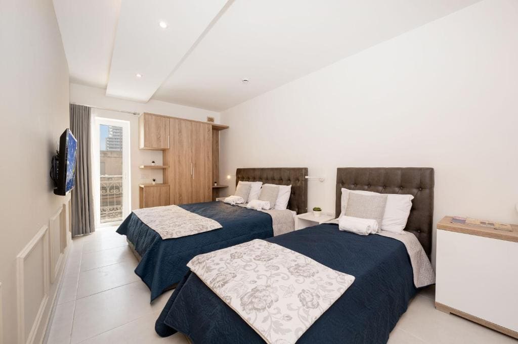 Room room - Image 2