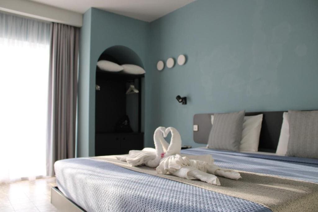 Double or Twin Room with Balcony room - Image 3