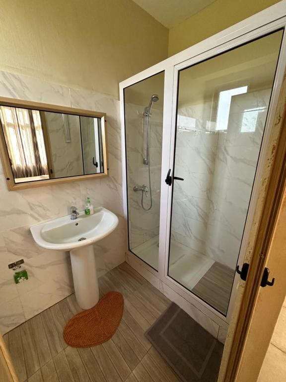 Twin Room with Private Bathroom room - Image 2