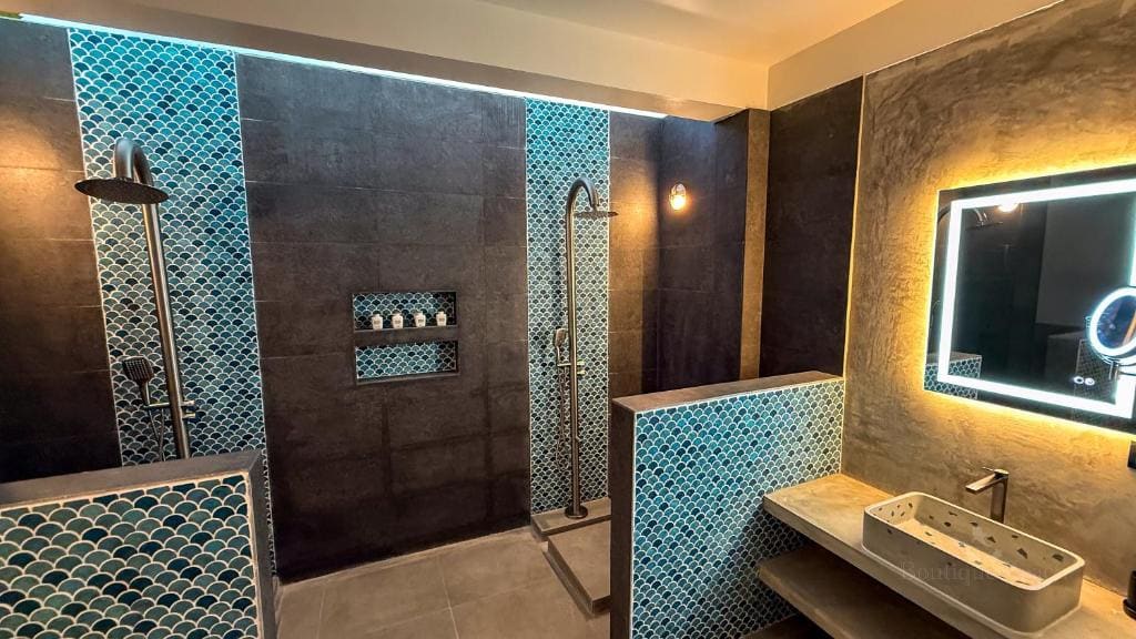 Suite Mezzanine Room on all inclusive with Two dives per day room - Image 2