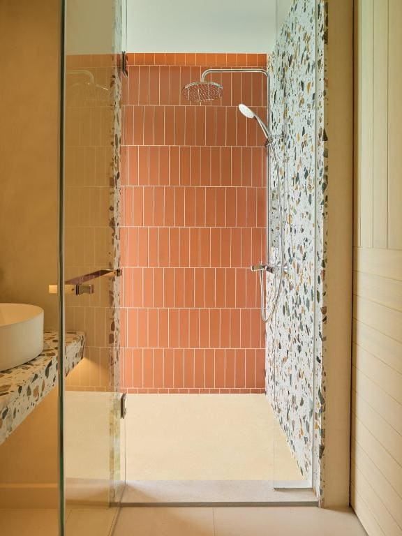 Overwater Villa with Jacuzzi Hollywood Twin room - Image 3