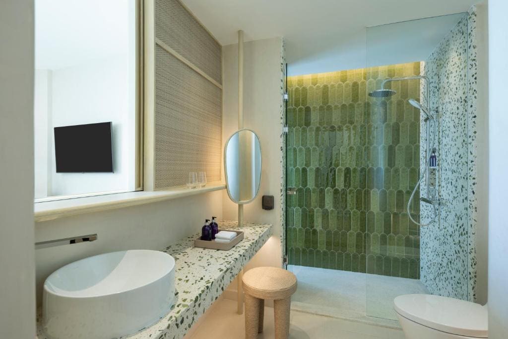 Mirage Beachfront Room with Jacuzzi King room - Image 2