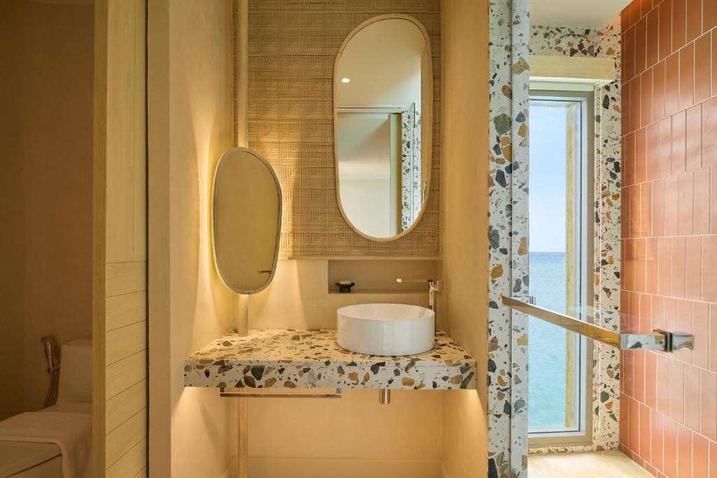 Overwater Villa with Jacuzzi Hollywood Twin room - Image 2