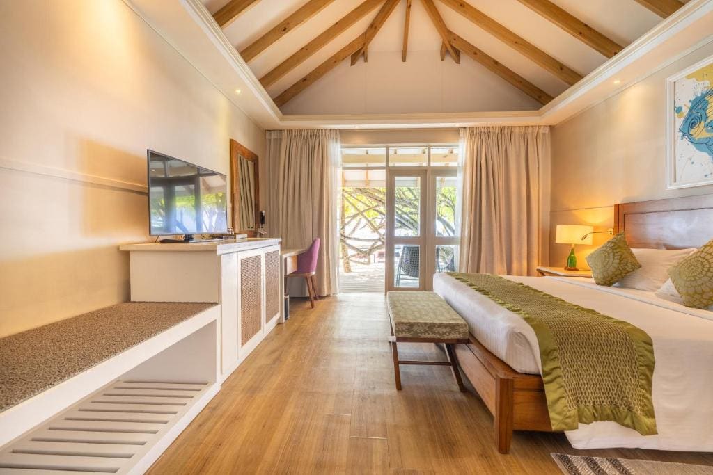 Superior Room with Ocean View - FREE return speedboat transfers for stays of 7+ nights, or 50% off speedboat transfers for stays less than 7 nights (max 2 guests). Book: 24 Feb–31 Oct 2026 | Stay: 1 Apr–31 Oct 2027 room - Image 3