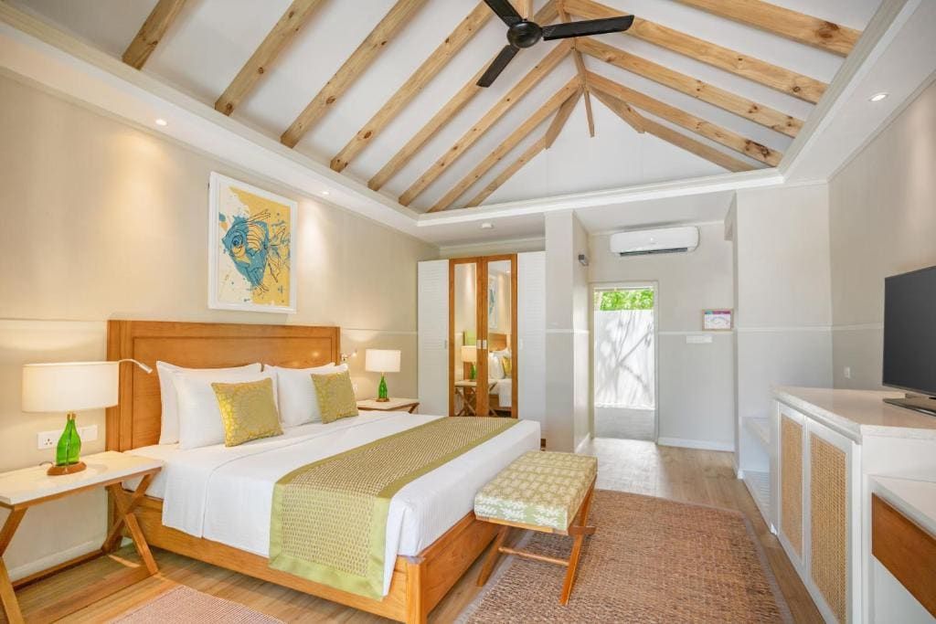 Beach Bungalow - FREE return speedboat transfers for stays of 7+ nights, or 50% off speedboat transfers for stays less than 7 nights (max 2 guests). Book: 24 Feb–31 Oct 2026 | Stay: 1 Apr–31 Oct 2027 room - Image 1