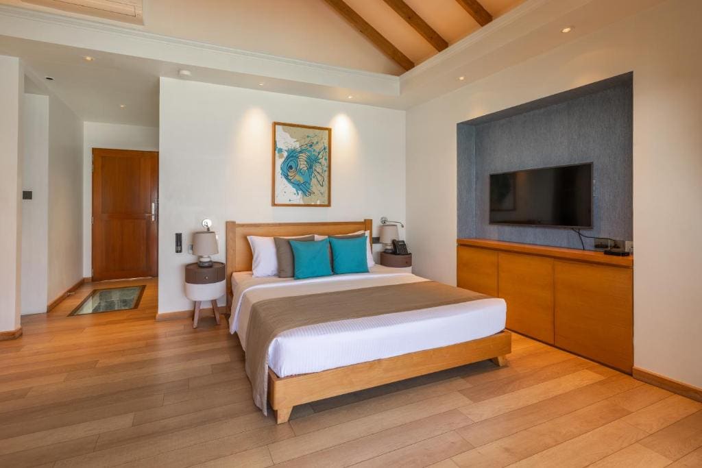 Water Bungalow - FREE return speedboat transfers for stays of 7+ nights, or 50% off speedboat transfers for stays less than 7 nights (max 2 guests). Book: 24 Feb–31 Oct 2026 | Stay: 1 Apr–31 Oct 2027 room - Image 2