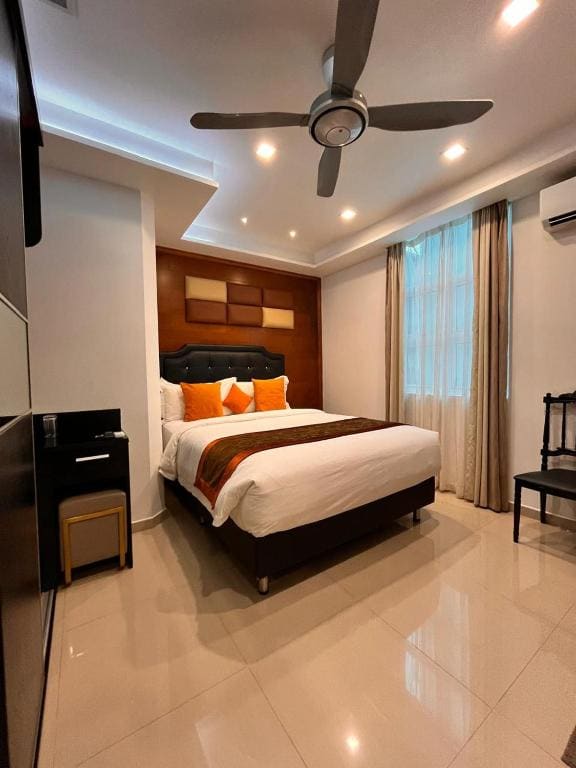 Deluxe Double Room with Side Sea View room - Image 3