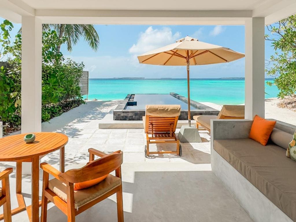 Beach Suite with Pool - Free shared seaplane for 2 guests, minimum 7-night stay room - Image 3
