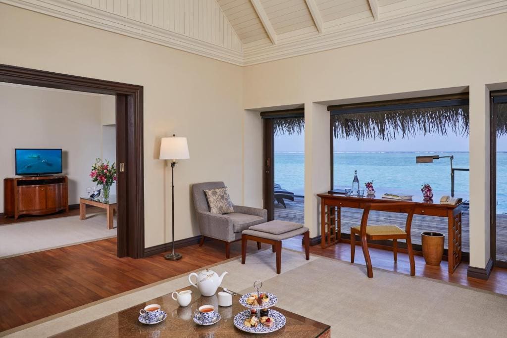One Bedroom Sunrise Overwater Suite with Pool room - Image 2
