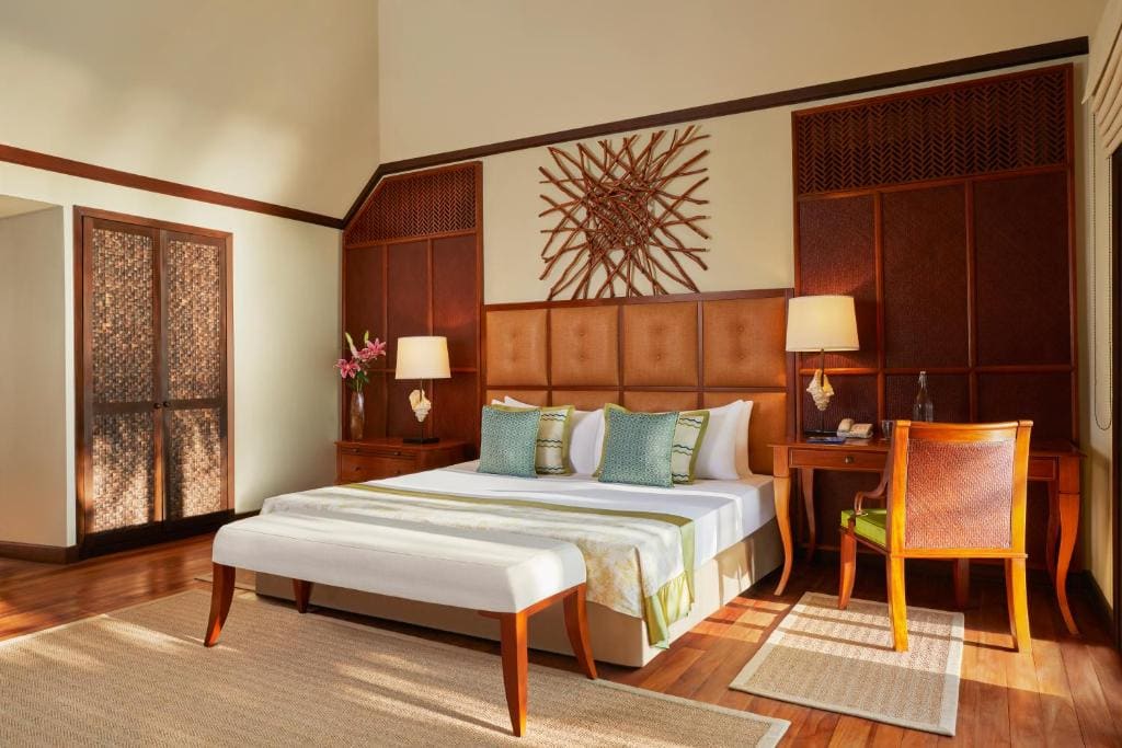 Lagoon Villa Ocean View King Bed room - Image 2