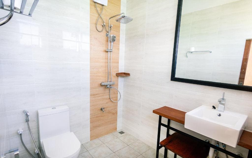 Double Room with Balcony and Sea View room - Image 3