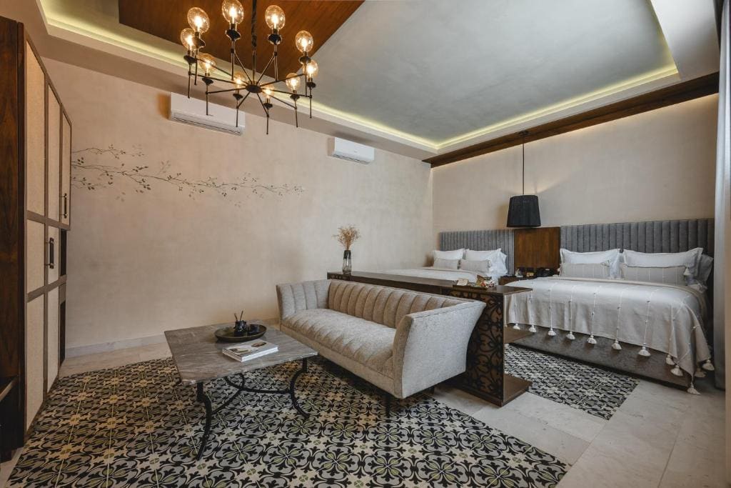 PREMIUM SUITE DOUBLE WITH BATHTUB room - Image 2
